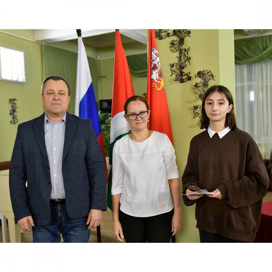  В Апрелевке и Калинине провели торжественные церемонии вручения первых паспортов молодым гражданам РФ