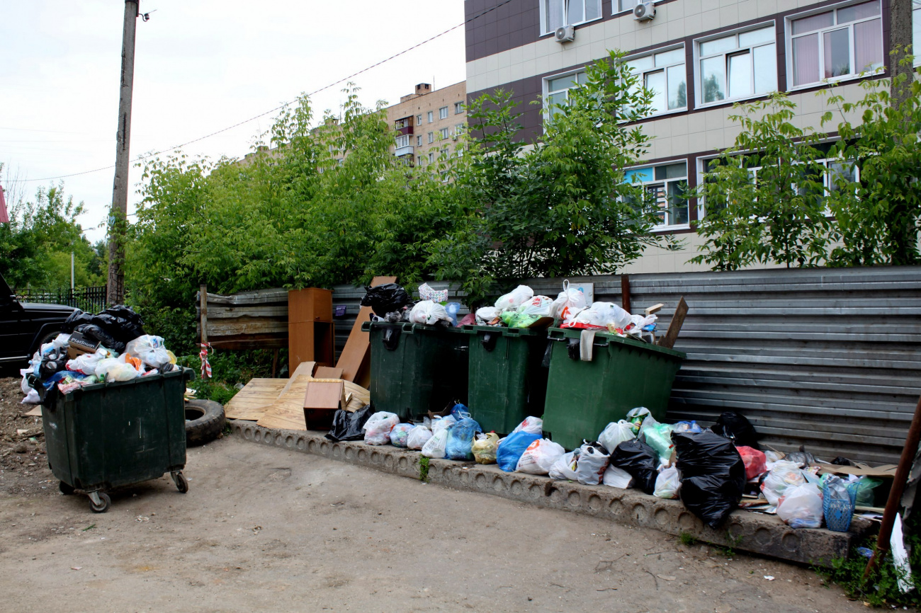 Мусор в контейнере фото