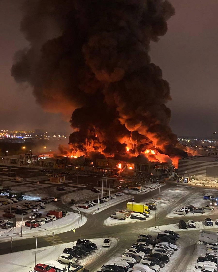 В торговом центре «Мега Химки» произошел пожар, загорелся строительный гипермаркет. 