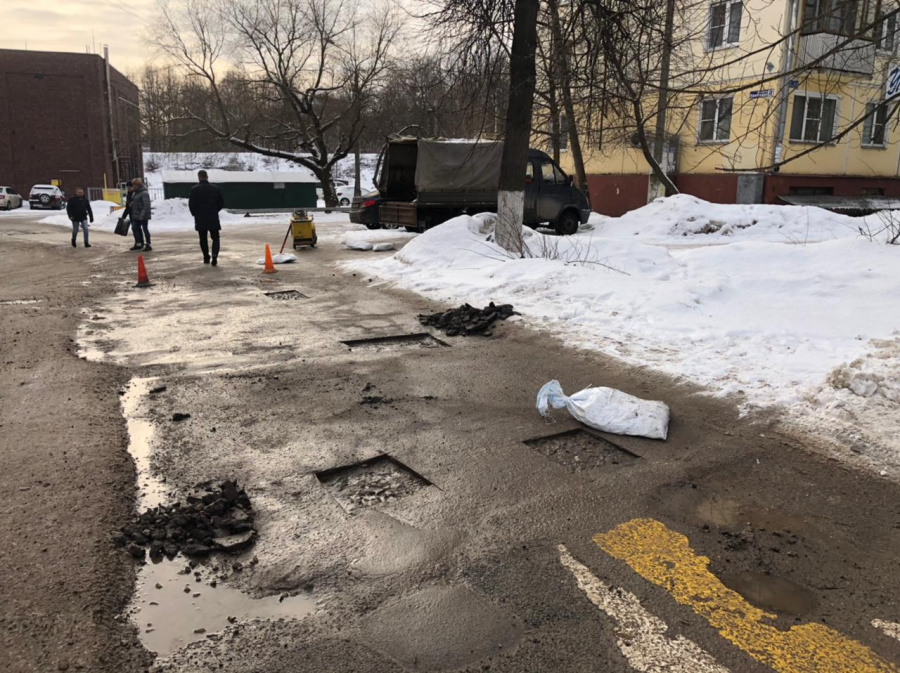 В настоящее время на ряде улиц Наро-Фоминска проводится ямочный ремонт асфальтобетонного покрытия дорожного полотна.