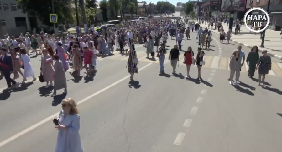 В Наро-Фоминске состоялось традиционное шествие выпускников средних школ округа