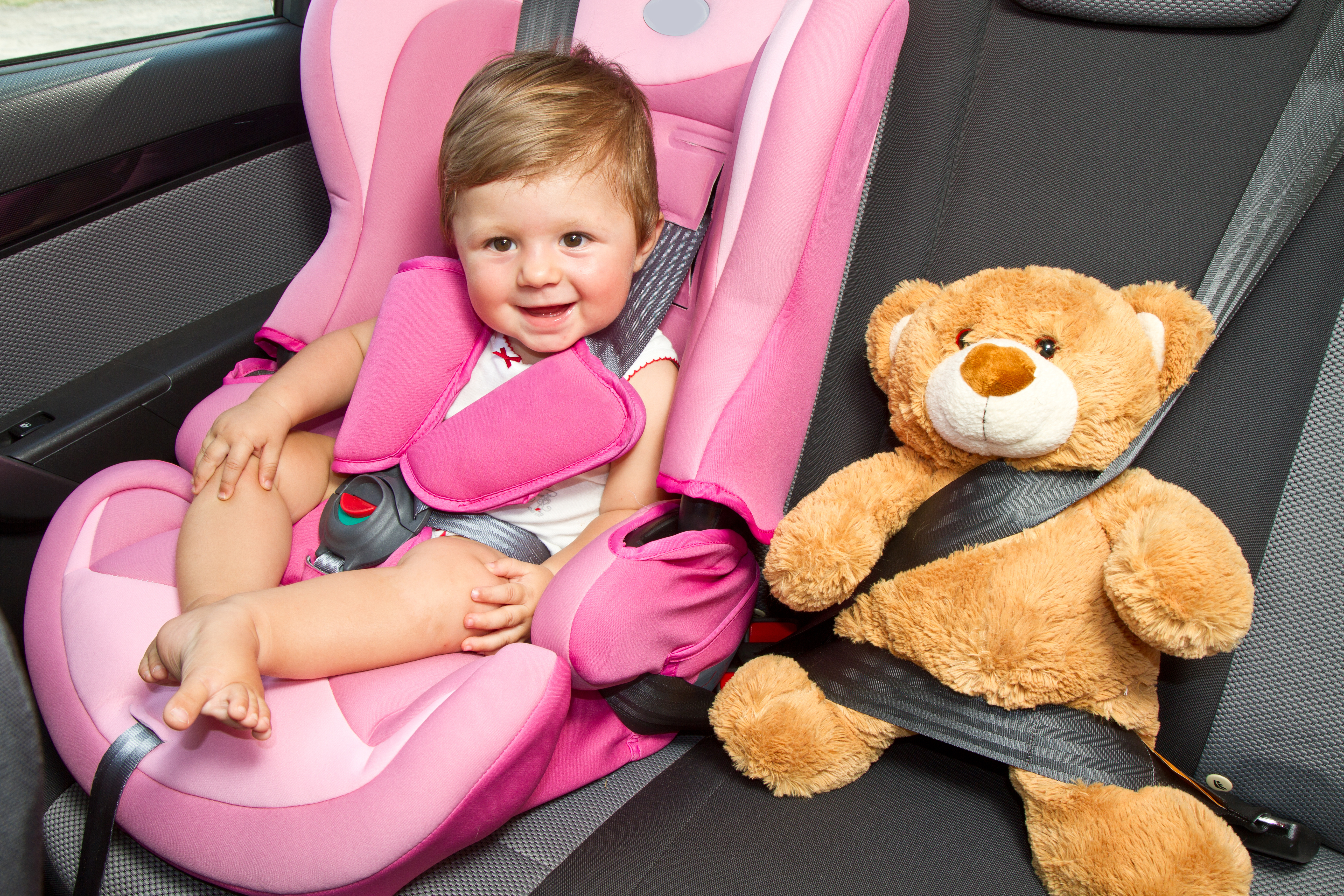Пристегиваем ребенка в машине. Детское автокресло. Детский кресло для автомобиля. Ребенок в автокресле. Автокресло для детей в машине.