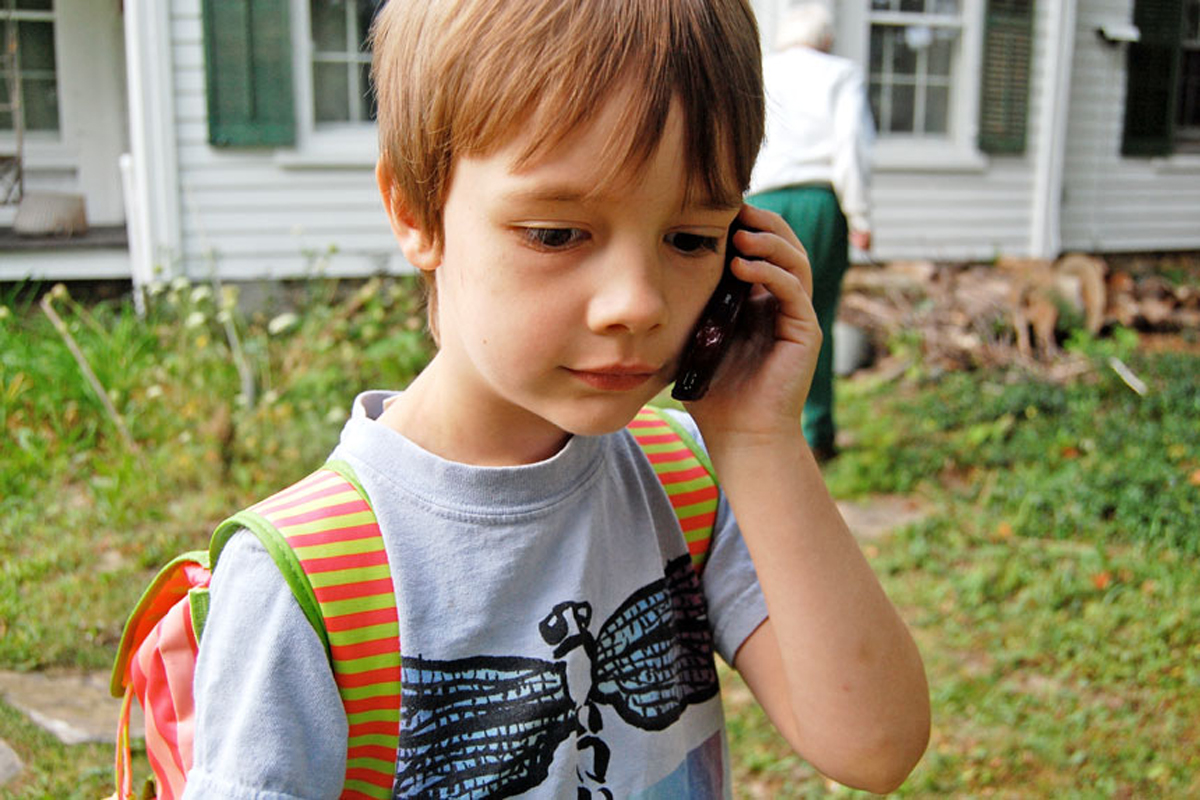 Мальчик с мобильником