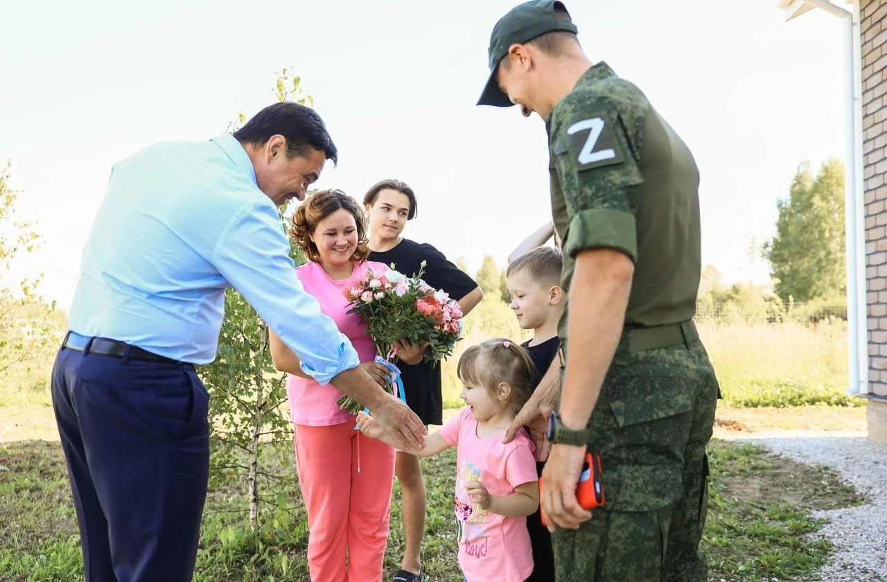 Многодетной семье участника СВО из Наро-Фоминска купили новый дом взамен  сгоревшего.