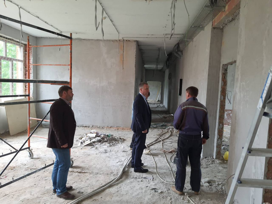 Шамнэ проинспектировал ремонт Петровской школы