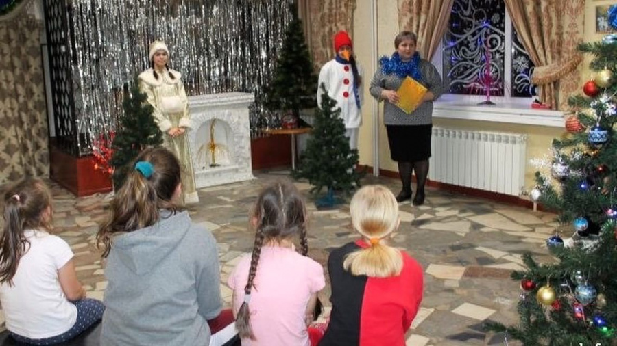 В библиотеке деревни Головково провели литературно-игровую программу «Новогодние волшебные странички»
