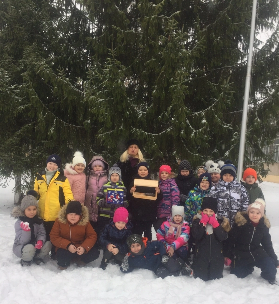 В декабре и январе школы и детские садики нашего округа приняли участие во всероссийской экологической акции "Покормите птиц зимой!"