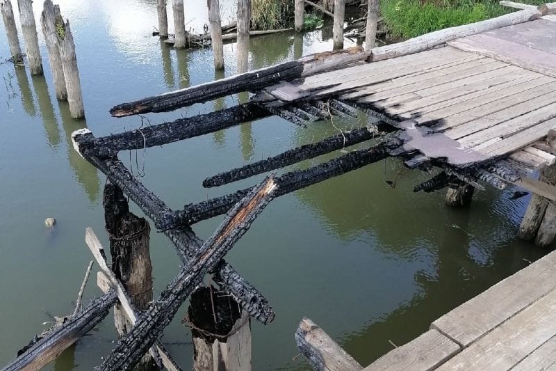 Злоумышленники сожгли деревянный мост в Наро-Фоминске