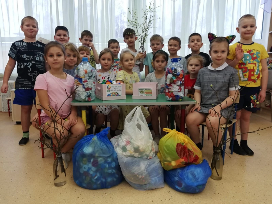 На днях воспитанники и педагоги Наро-фоминского детского сада № 5 передали на переработку большое количество пластиковых крышек и батареек. 