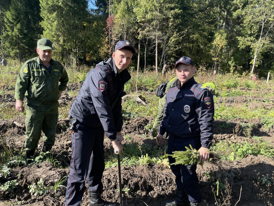 В Наро-Фоминске полицейские приняли участие в акции «Наш лес. Посади свое дерево»