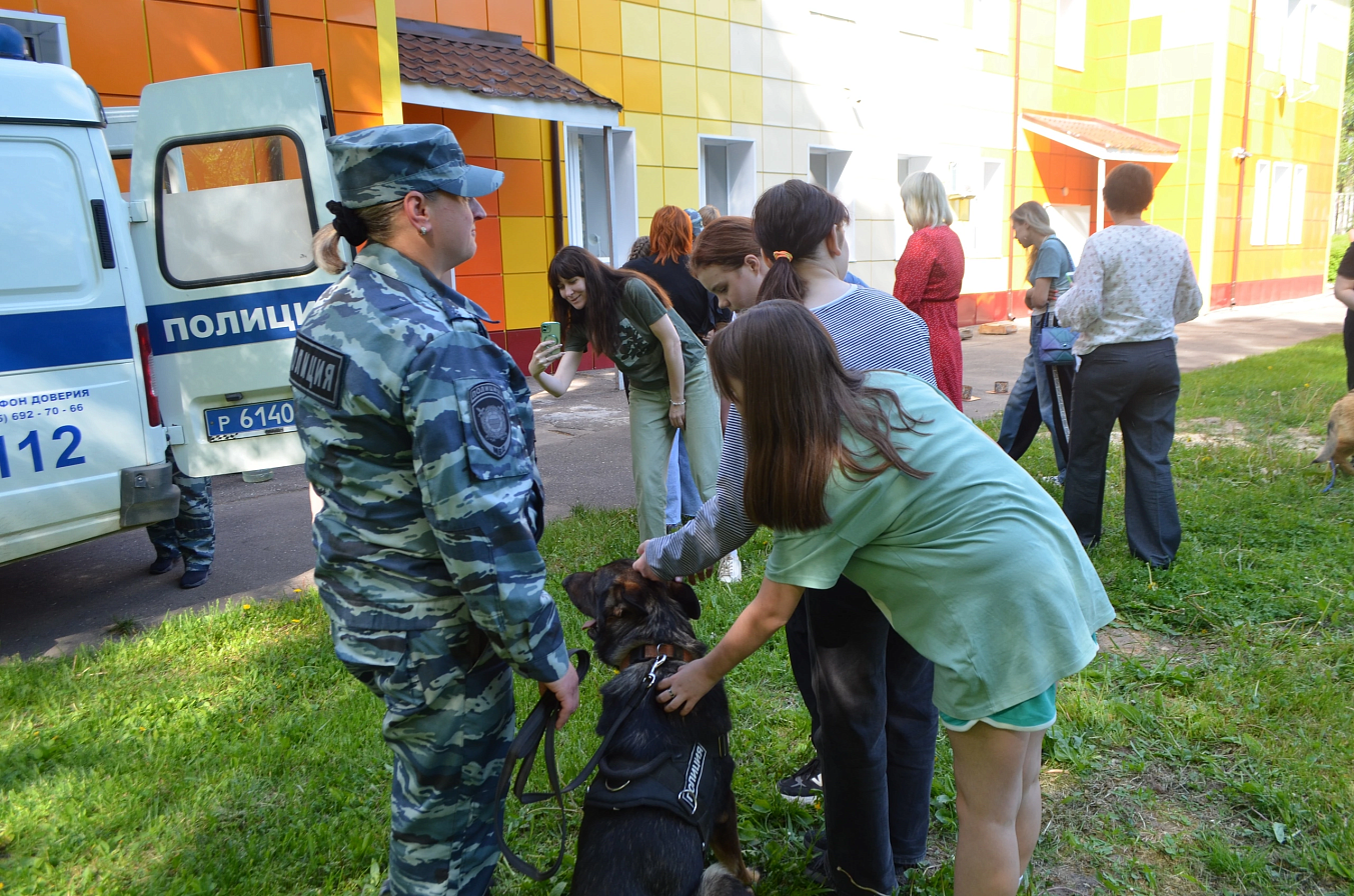 В Наро-Фоминске кинологи познакомили детей со своей профессией