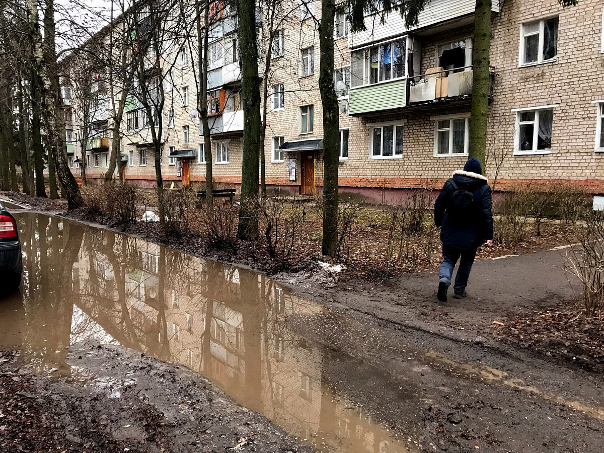 Двор в Наро-Фоминске захватили гигантская лужа и грязь