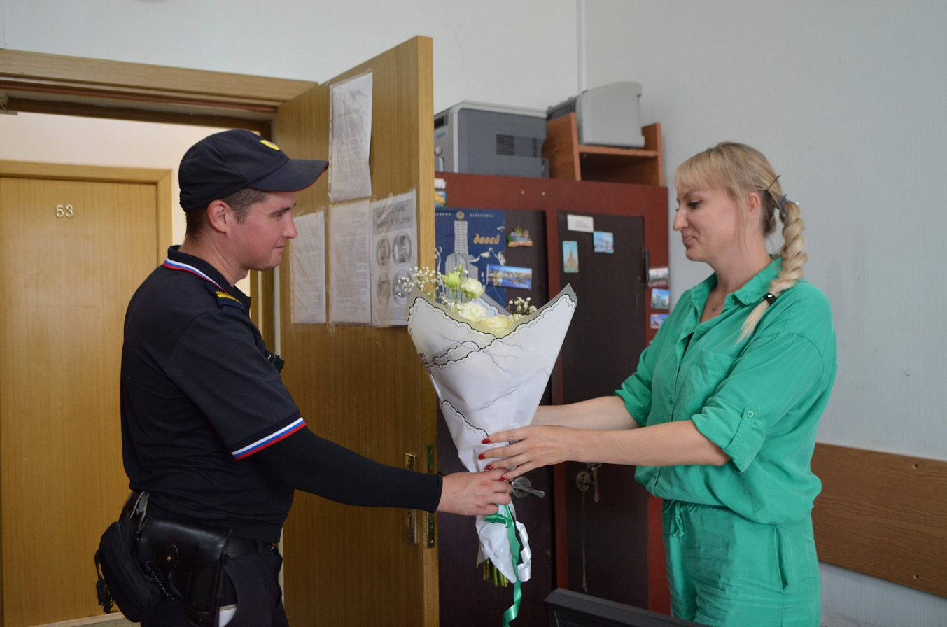 Полицейские в Наро-Фоминске поздравили коллег с Днем семьи, любви и верности