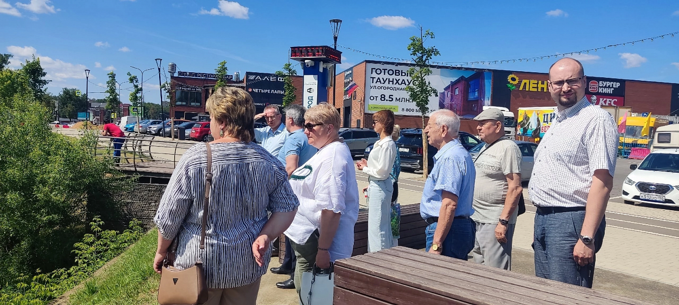 В среду, 21 июня, заместитель главы администрации Наро-Фоминского  городского округа Михаил Янковский встретился на набережной с жителями  города